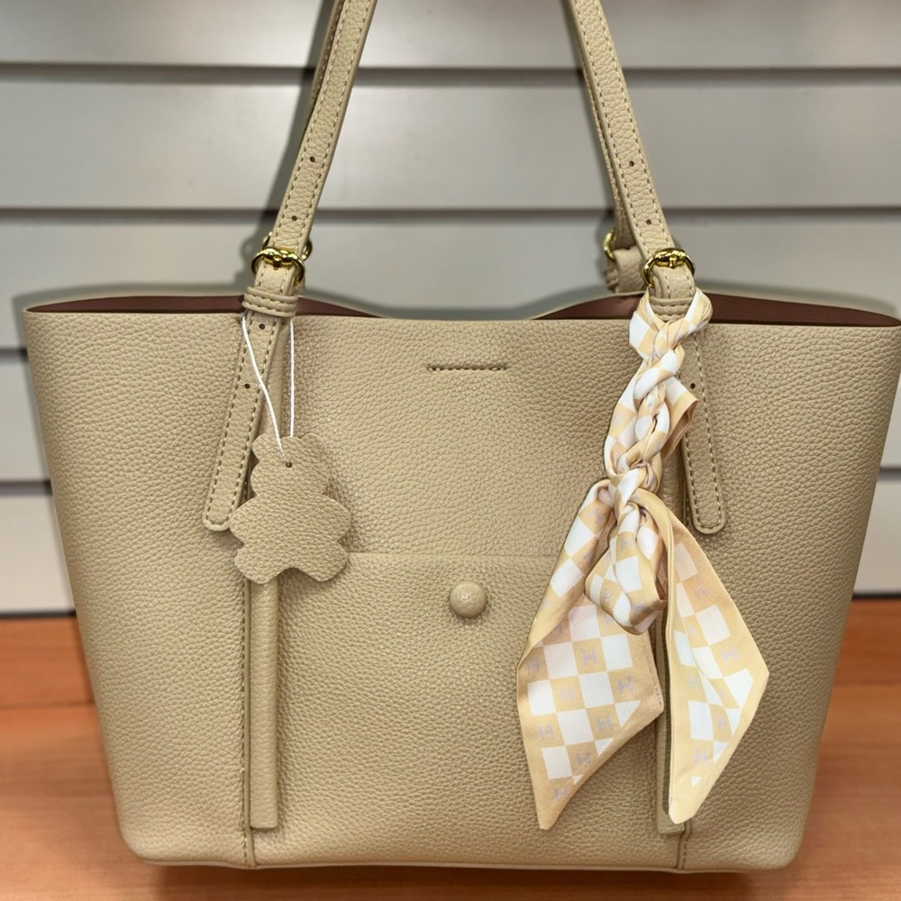 Elegant Beige Tote Bag - Picture 1 of 6
